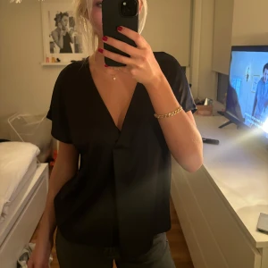 Glansig topp från Zara - Jättefin glansig topp från Zara i storlek XS💕