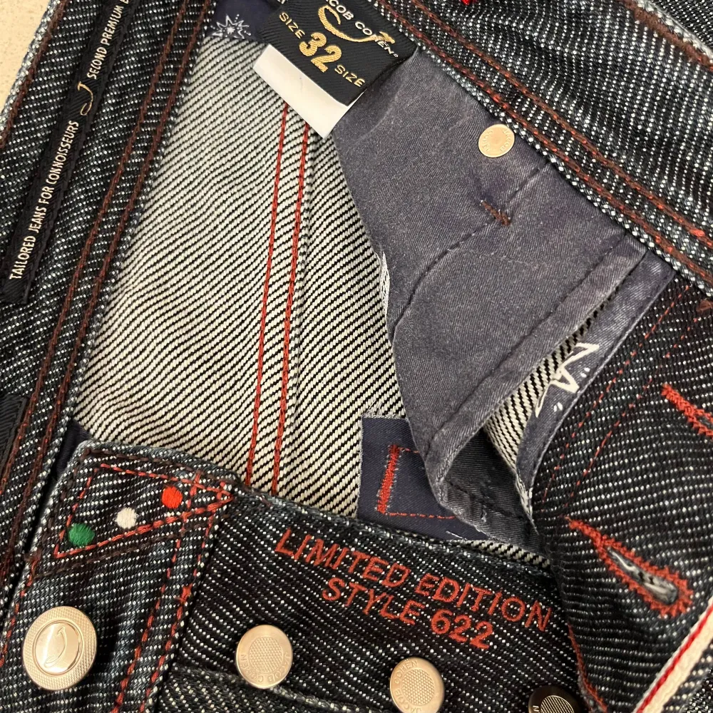 Limited edition (119/142) Jacob cohen Jeans i en limiterad 622-modell | Sjukt najs material som JC sällan använder vilken verkligen gör dessa unika | Skick: 10/10 (syns främst på pälsen) | Size 32 | Många riktigt snygga detaljer finns oxå / Mvh . Jeans & Byxor.