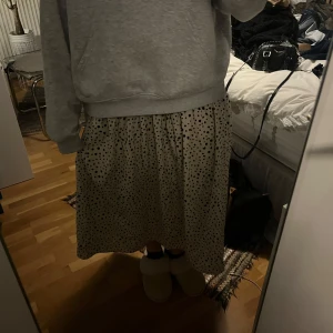 Beige prickig kjol - Använd en gång 