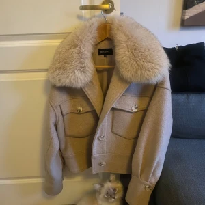 Beige kappa med päls från Meotine - Säljer min fina beiga meotine jacka då den ej kommer till användning längre! Äkta rävpäls som blivit väl omhändertagen, jackan har inga defekter. Storlek S/M men sitter perfekt på mig som vanligtvis har xs och s i storlek. Denna färgen finns tyvärr inte kvar längre, nypriset är 3000, mitt pris 2700 kan tänka mig att gå ner i pris vid snabb affär ❤️  Skriv vid frågor eller intresse!