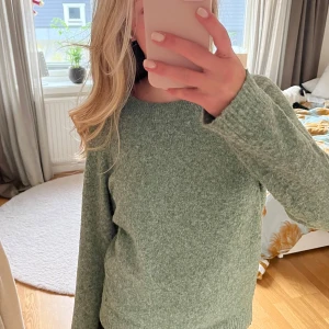 Grön stickad tröja - Säljer en mysig grön stickad tröja med långa ärmar. Perfekt för kyligare dagar och ger en avslappnad look. Passar bra till jeans eller kjol. Jätte fint skick lite nopprig bara