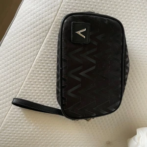 Valentino necessär  - Stor och fin necessär från Valentino, knappt använd så jättefint skick 