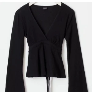 Svart omlottopp från gina  - Säljer mina nya blus från Gina. Helt oanvänd och pris går att diskuteras vid snabbt köp❤️