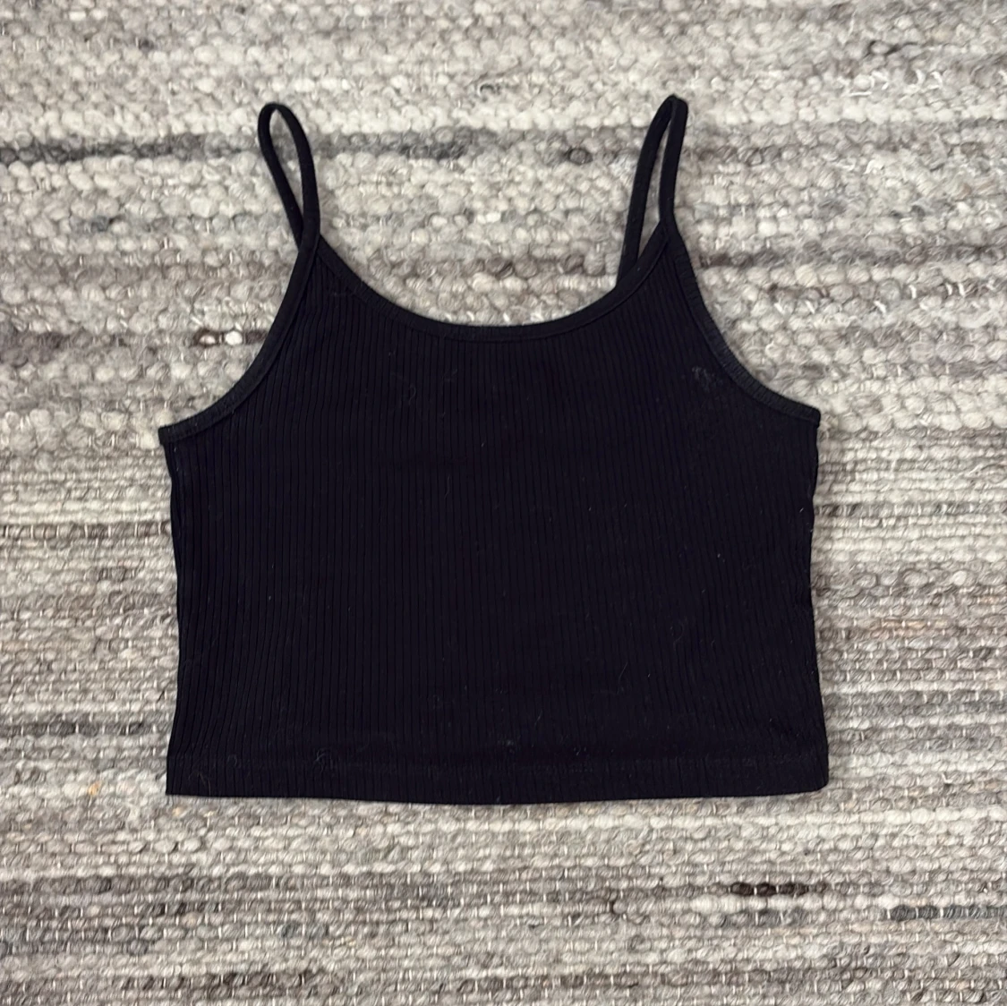 Svart ribbad linnetopp från FB Sister