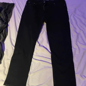 Svarta jeansbyxor - Säljer mina nästan helt oanvända jeans byxor från dressmann med storlek 36/30 Slim Fit