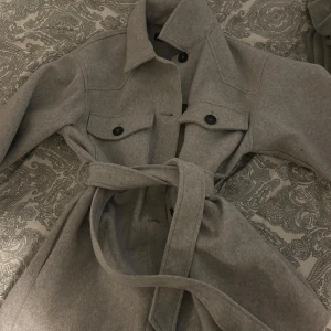 Grå kappa med bälte ZARA - Snygg grå kappa med knyt. Från Zara storlek xs men passar S också 