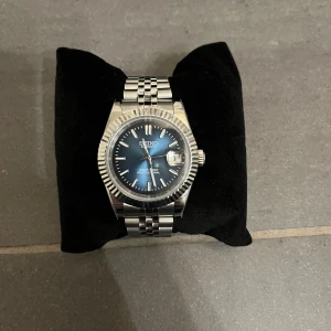 Seiko - datejust mod  -  En elegant seiko - datejust mod i nybyggt skick | klockan har safirglas fram, vilket garanterar reptålighet | klockan är utrustad med ett aromatiskt urverk. | 39 mm | vid frågor och funderingar finns jag i DM 📩Mvh luxmods PRISET KAN DISKUTERAS