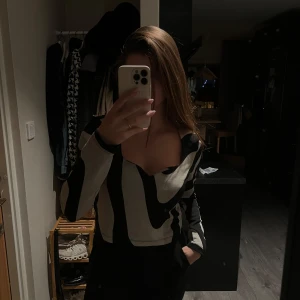 Svart och beige tröja från Vero Moda - Aldrig använt. Normal i storlek🤎🖤