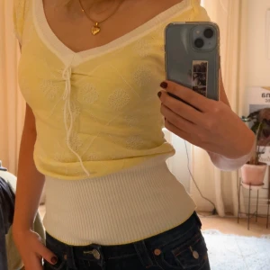 Gul topp - Säljer en supersöt gul stickad topp från Only!! 😍Pm om du har frågor 🫶
