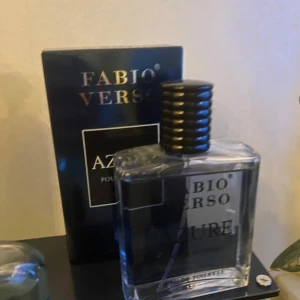Fabio Verso Azure EDP 100 ml (luktar som pdm layton)  - Herrparfym med väldigt god doft. Den luktar som pdm layton. Ca 100 ml kvar, nästan oanvänd. Org pris 800 kr, säljer för 250.