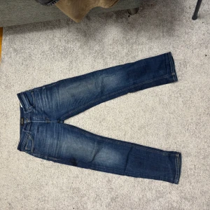 Blå jeans från Jack and Jones  - Snygga blå jeans från Comfort/Arke med en klassisk femficksdesign. De har en bekväm passform och är perfekta för en avslappnad stil. Jeansen har en mörkblå tvätt med lätt slitna detaljer för en trendig look.