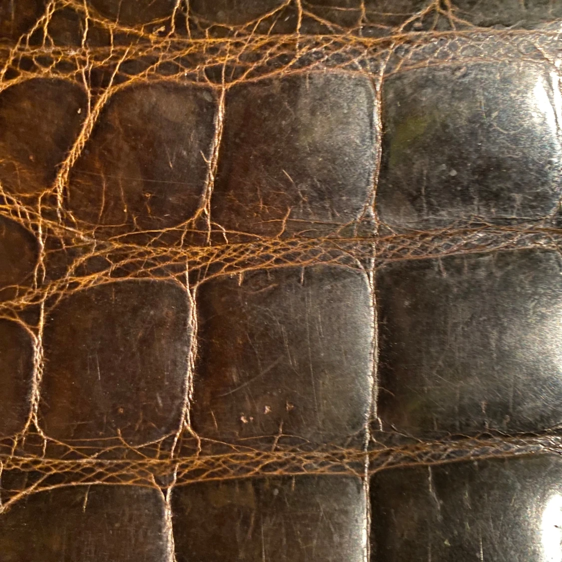 Brun krokodilpräglad handväska - 3