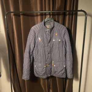 Field jacket - Säljer min tvär feta Morris field jacket för galet pris inga specials defekter och är en perfekt jacka enligt mig😊. Storlek XS men sitter som S. Tar emot byten, vid mer frågor kontakta gärna oss🙌💯