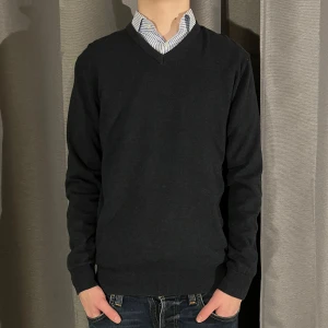 Tröja John Henric - Tja! Säljer denna riktigt snygga v-ringade tröja från John Henric. Nypris runt 900kr, mitt pris 249kr! Mycket bra skick ich pris alltid diskutabelt! Vid minsta fråga tveka inte att höra av dig! //FashionLabbet