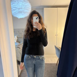 Svart långärmad topp - Säljer en stilren svart långärmad topp med rund hals. Perfekt för lager-på-lager eller att bära som den är. Enkel och mångsidig design som passar till det mesta. 🖤