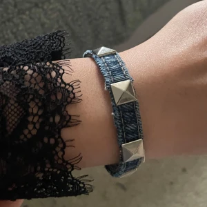 Jeansarmband med nitar - Snyggt armband i demin, storlek: S/M