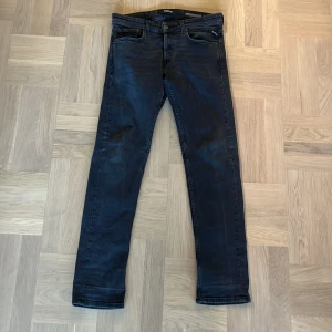 Mörkblå jeansbyxor från Replay - Snygga mörkblå jeansbyxor från Replay med en klassisk femficksdesign. Byxorna har en slim passform och är tillverkade i ett stretchigt material för extra komfort. Perfekta för en stilren look.