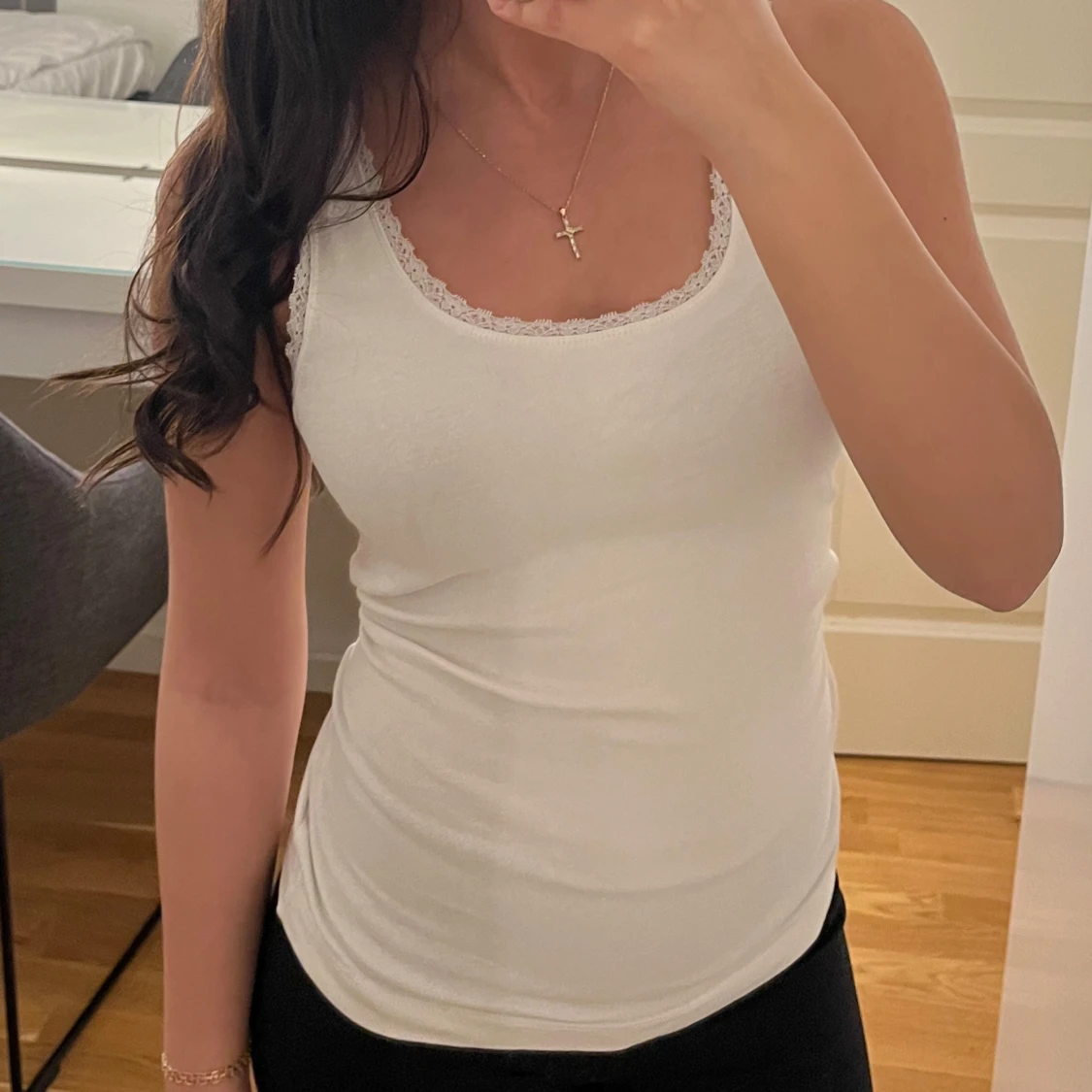 Vit linnetopp med spetsdetaljer