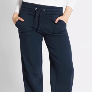 Mörkblå mjukisbyxor från lager 157 - Mörkblå mjukisbyxor från lager 157. Säljs då den var för kort för mig