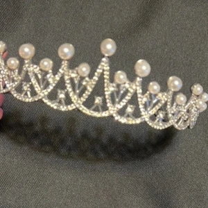 Silverfärgat brud diadem/ brud kronan med pärlor brud - Elegant brud krona  i silverfärg med vackra pärlor och glittrande detaljer. Perfekt för speciella tillfällen där du vill känna dig extra glamorös din egen bröllop .