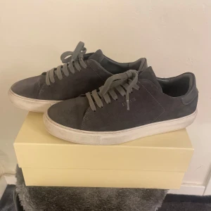 Axel Arigato Skor  - Snygga Axel arigato skor i storlek 39. Har använts flitigt så de är lite smutsiga vid sulorna. Inga defekter i övrigt. Kommer även med kartong + dustbag. Nypris 2200kr.