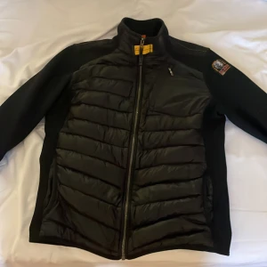 Parajumper cardigan - Säljer en svart parajumper cardigan typ oanvänd beställde den och den var lite för tight för mig 