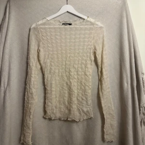 Topp - Långärmad topp off-white med glitter 