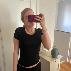 Svart tight topp - Säljer en svart tight topp ifrån Gina tricot i soft touch modellen! I XS, knappar använd! 