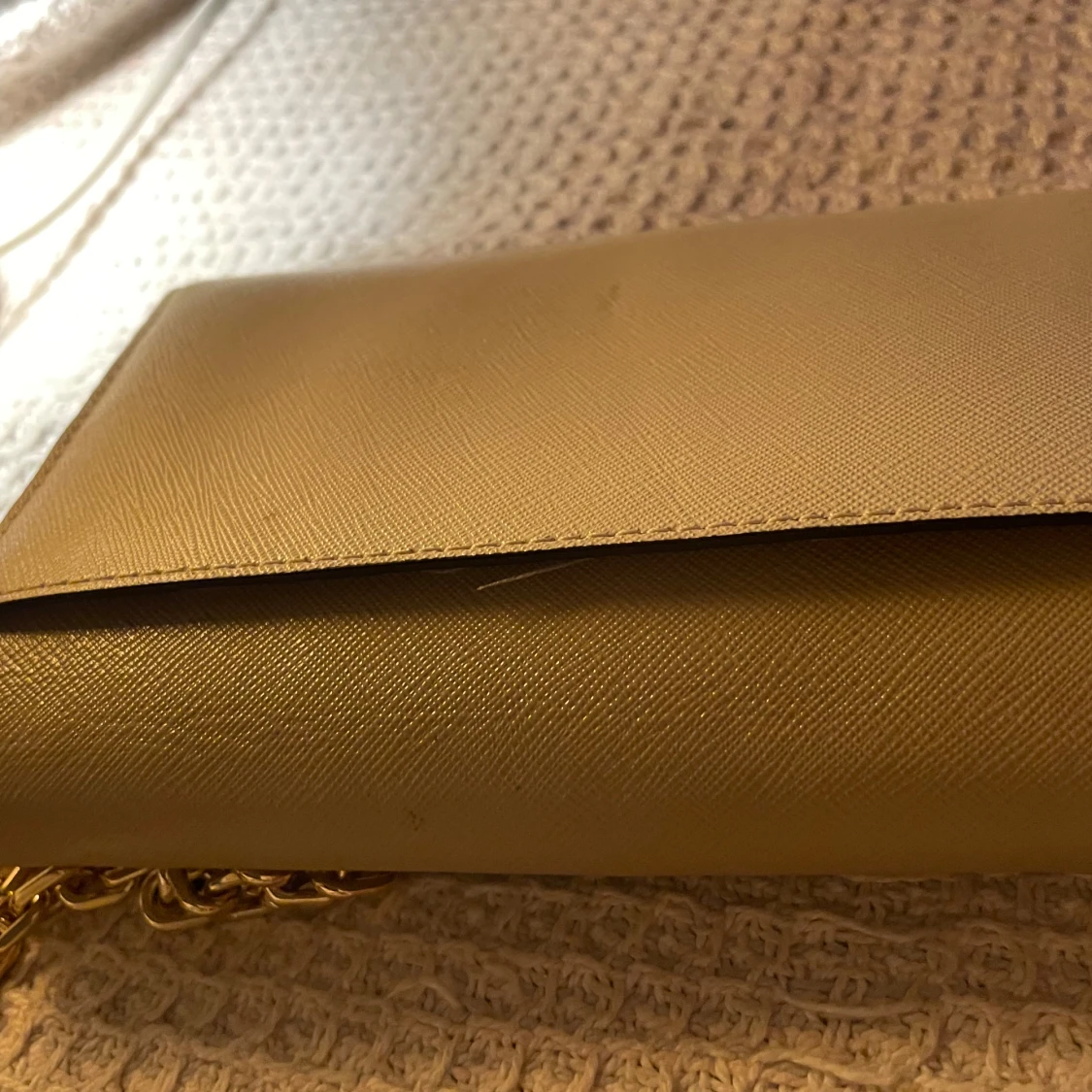 Beige axelväska med guldkedja - 3