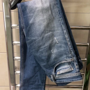 Replay jeans - Snygga blå jeans från Replay med slitningar, de är i storlek 29W 32L pris kan även diskuteras, kom privat för fler fråga osv. 
