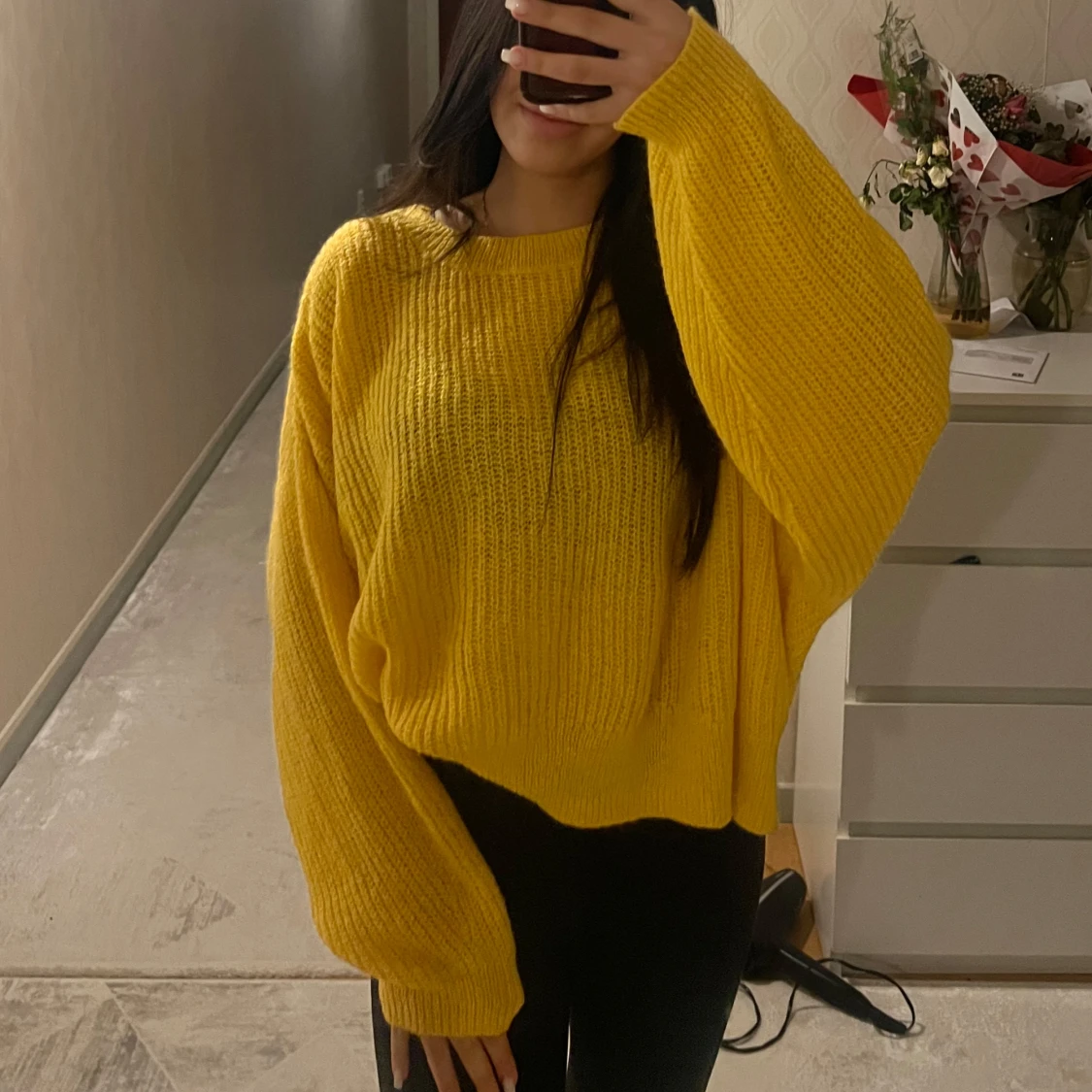 Gul stickad tröja - 1