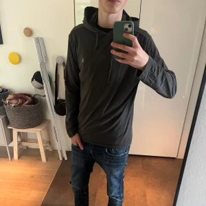 Ralph Lauren hoodie 🍾 - Tjenare, jäljer en mörkgrå hoodie från Ralph Lauren, skicket är väldigt bra skulle säga 9/10. Storlek M killen på bilden är 180 cm. Släng iväg ett dm för frågor! 🙌🍾