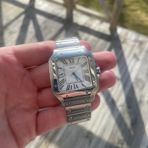 Seiko Santos mod - Snygg automatisk klocka från Seiko med en fyrkantig boett i silver och vit urtavla med romerska siffror. Perfekt för den som gillar stilrena och klassiska detaljer.