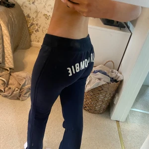 Low waist mjukis - Så snygga low waist mjukisbyxor från Abercrombie storlek xs-s, fläcken på första bilderna är spegeln inte byxorna💕