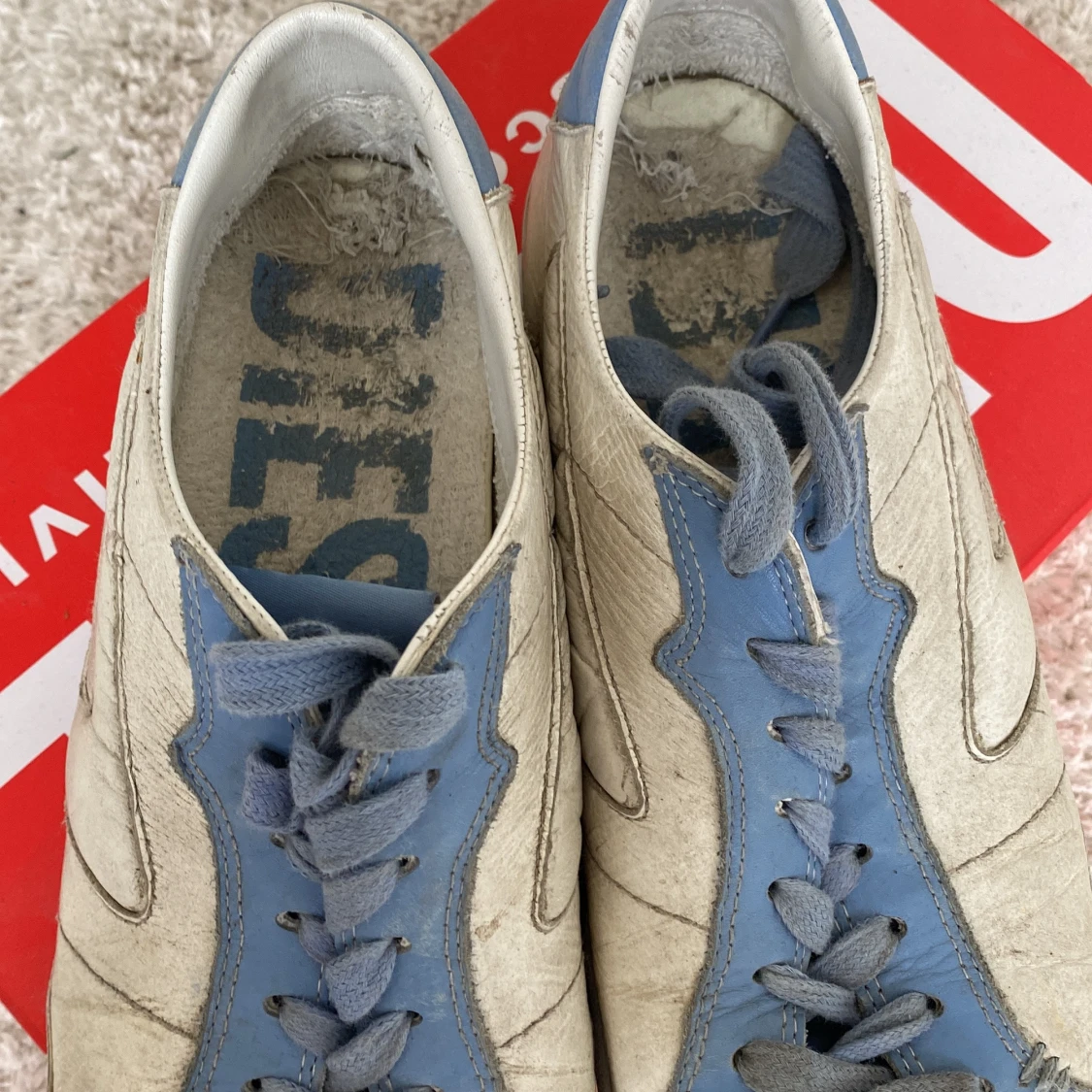 Vita och blå sneakers från Diesel - 1