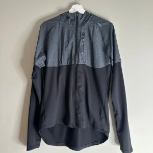 Svart och grå träningsjacka från SOC - Träningsflise i bra skick. Märke Soc