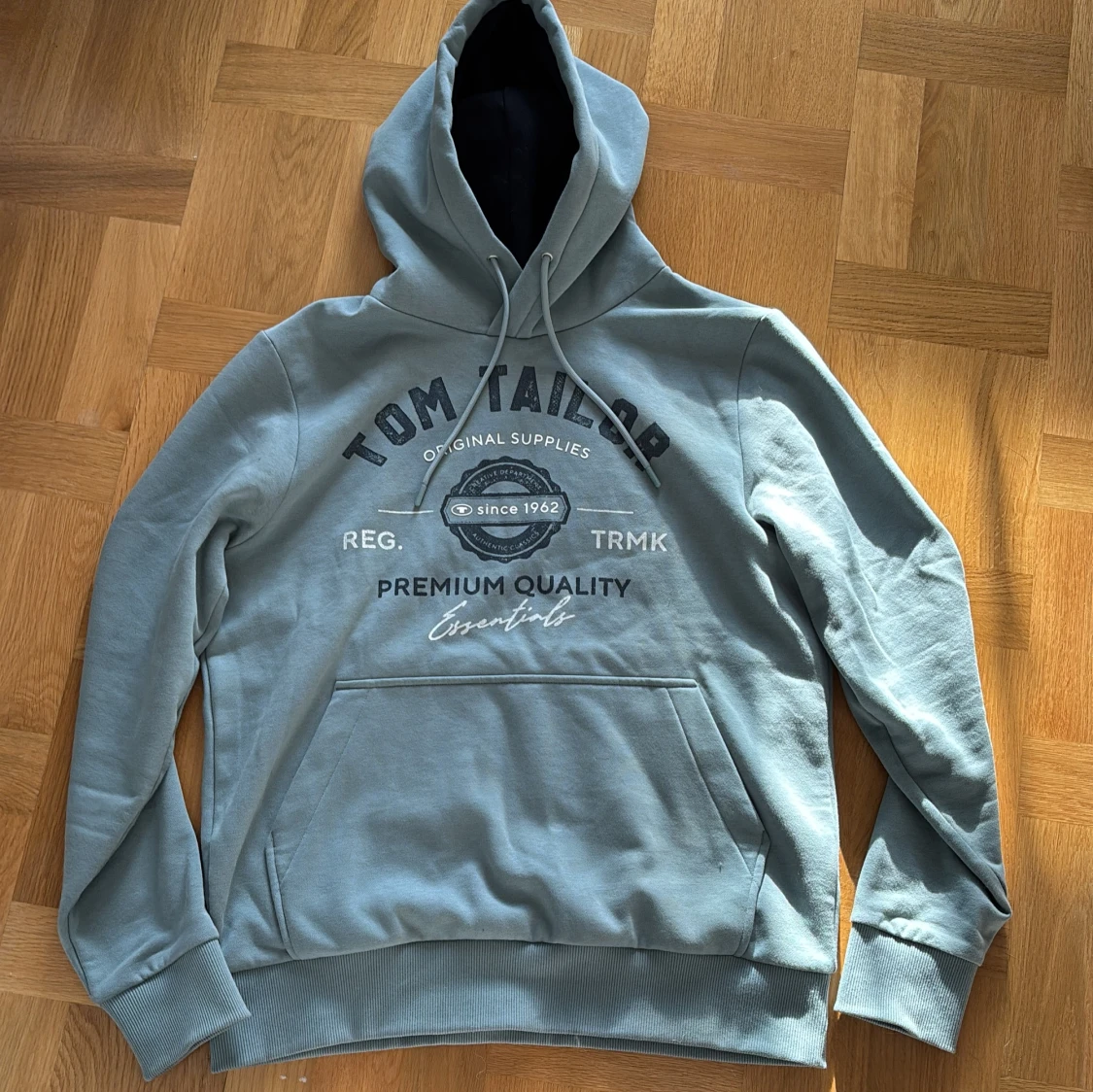 Ljusblå hoodie från Tom Tailor