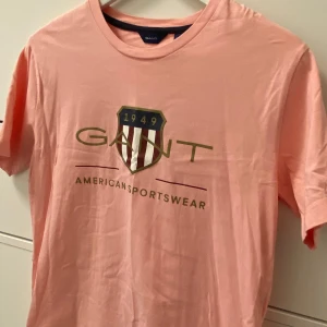 Rosa t-shirt från GANT stl 176 - Fräsch rosa T-shirt från GANT stl 176 Sparsamt använd, mycket fint skick.