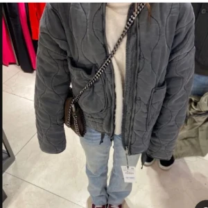 Grå quiltad jacka - Bra skick från zara