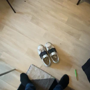 Valentino opens  - Vill inte ha dom längre äkta köpt på merch Sweden 