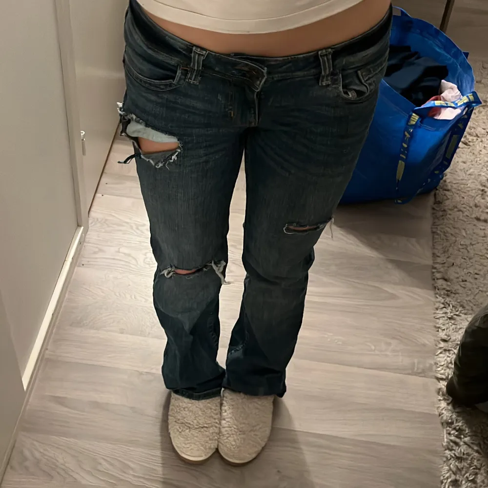As snygga jeans med hål och coola bakfickor, användt ca 1-2 gånger💕💕Innerbenslängd: 80 cm, midjemått rakt över: 37💕. Farkut & Housut.