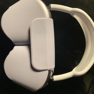 Max hörlurar (Apple) - Hej säljer dessa hörlurar då jag ej använder dem längre hörlurarna är i mycket bra skick och kan fraktas med plick säkra köp, eller så kan vi mötas upp i Jönköping fler bilder kan skickas  /  mvh Lina 