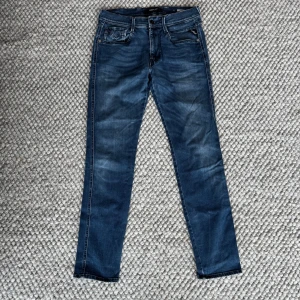 REPLAY ANBASS JEANS  - Replay anbass jeans - Slim fit passform - Storlek W31/L32 - Nypris runt 1800kr -  Deluxecloset