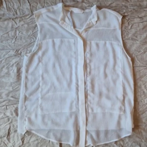 Kortärmad blus  - Kortärmad blus från contemporary reflections, bra skick förutom 3 små fläckar på framsidan se bilder.