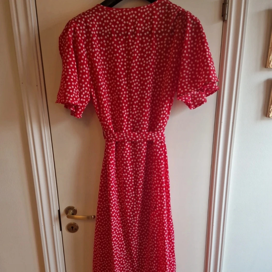 Röd prickig omlottklänning - 2
