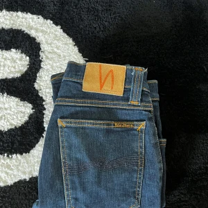 Mörkblå jeans från Nudie Jeans - Tja! Säljer mina nudie jeans efter som de har blivit för små. Storleken är w25 L32 men är mer som w27/28. Inga fläckar eller slitage. Kan tänka mig gå ner i pris.