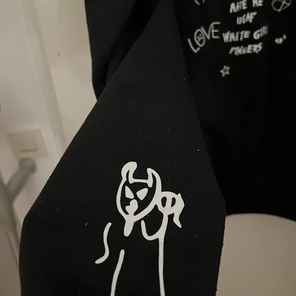 Säljer min hellboy lil peep hoodie då jag nästan aldrig sndvänt den under tiden jag haft den. Jag köpte den i en lite större storlek då jag ville ha den oversized.. Neuletakit & Villapaidat.