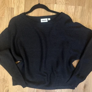 Svart stickad tröja från Kappahl - Säljer en stilren svart stickad tröja från Kappahl. Tröjan har en klassisk design med långa ärmar och en bekväm passform. Tröjan har glitter på sig