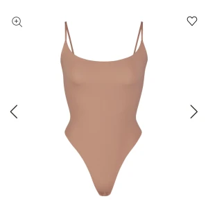 Skims bodysuit, fits everybody cami - Två jättefina Skims bodys i två olika färger som är helt oanvända med prislappen frf på! 550kr/styck, priset går att diskutera 
