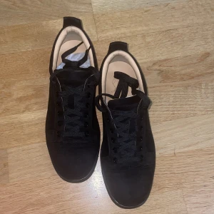 Louboutins svarta - använda en dag!! - Louboutins svarta utan spikar; använda en dag - jätte bekväma men lite för stora - dom är stora i storleken jag har normalt 39 men i detta fall passar dom inte och dom är storlek 39. Så jag skulle säga att du som har storlek 39 - 40 kommer kunna ha denna på dig!!!